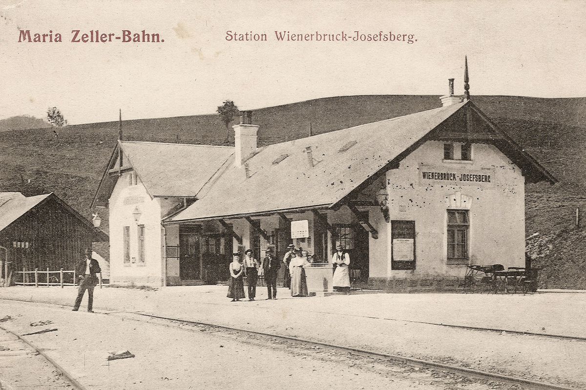 Schwarz-weiss Foto aus 1910 vom Bahnhofsgebäude der Mariazellerbahn in Wienerbruck.